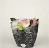 Bootmodel vaas met opgedrukte rozen met roze/wit boeketje.